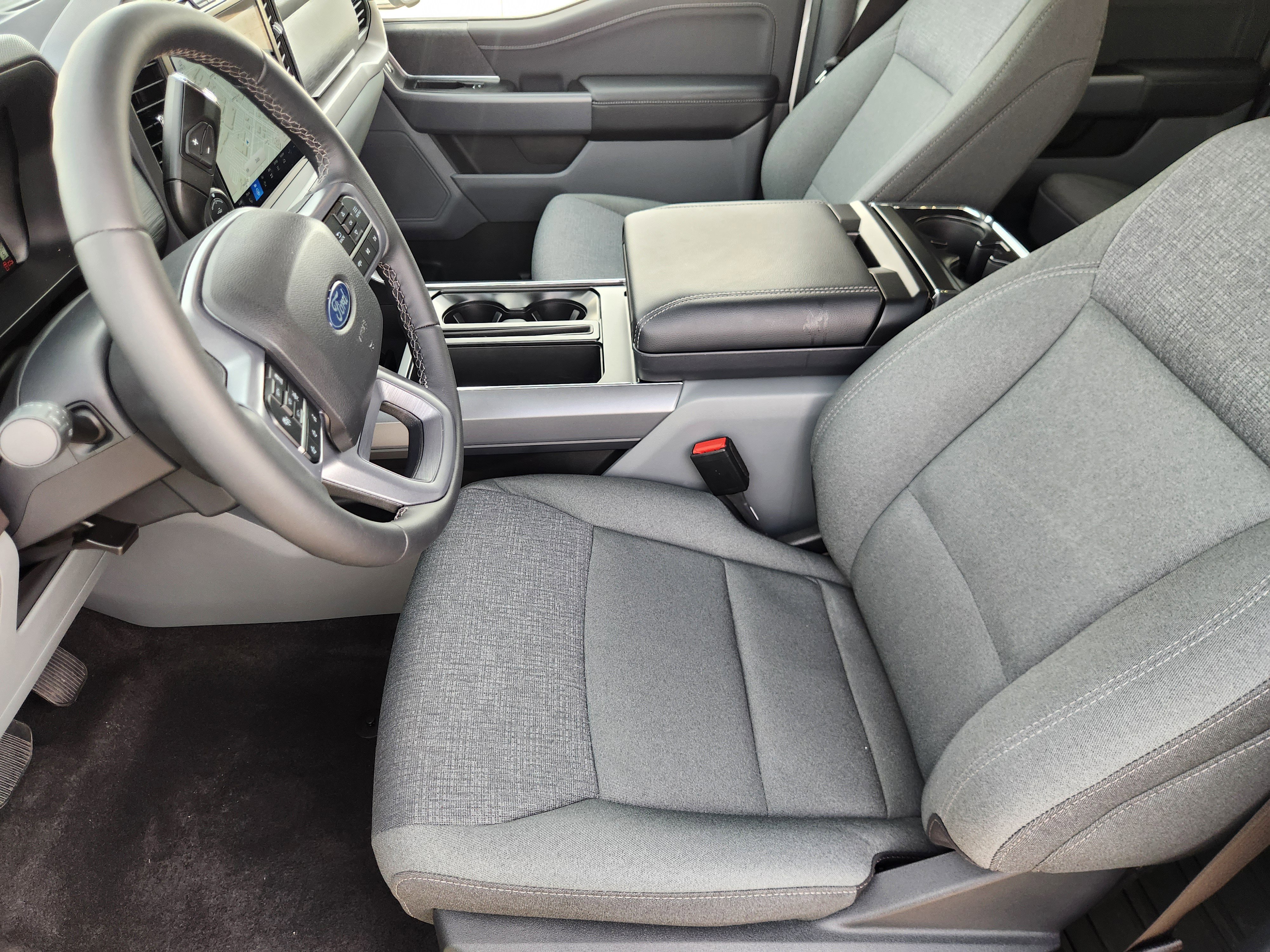 New 2025 Oxford White Ford XLT image 8