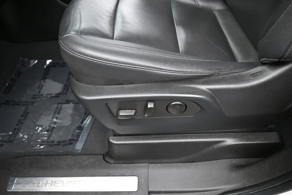 Used 2022 Iridescent Pearl Tricoat Chevrolet LT image 15