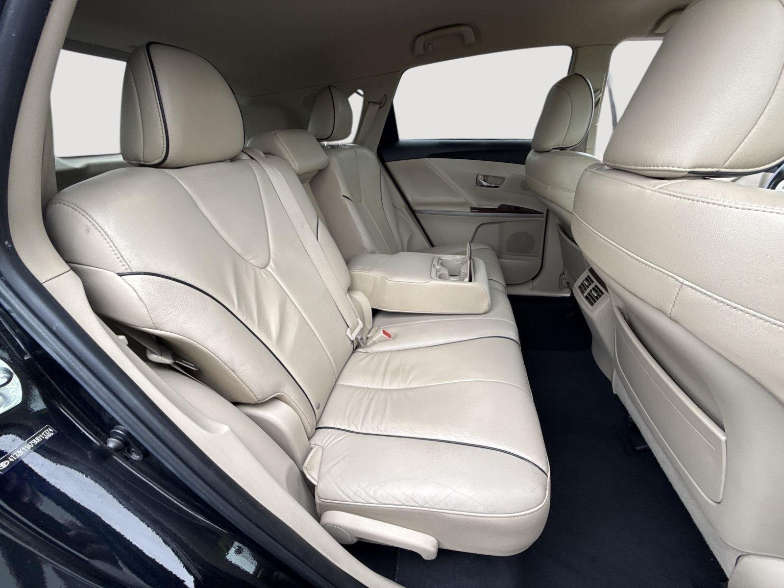 Used 2009 Black Toyota FWD V6 image 22