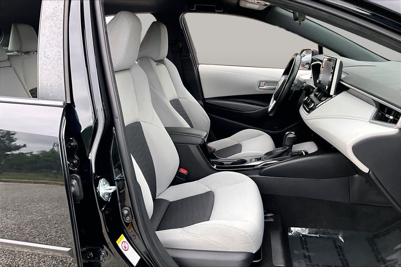 Used 2019 Midnight Black Metallic Toyota SE image 9