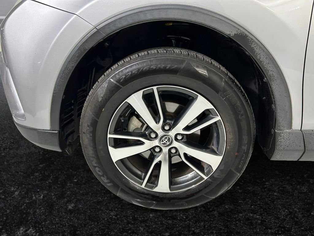 Used 2018 Silver Toyota XLE image 26