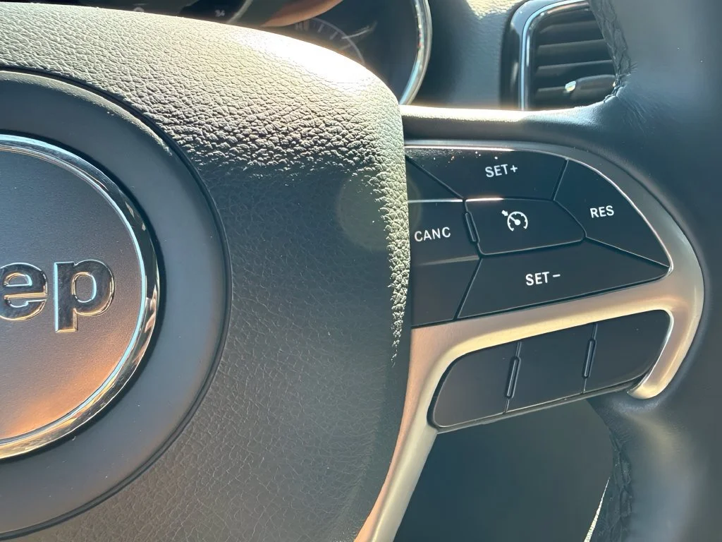 Used 2022  Jeep Limited image 21