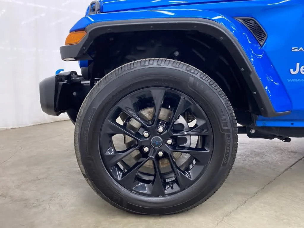 Used 2024 Hydro Blue Pearlcoat Jeep Sahara image 11
