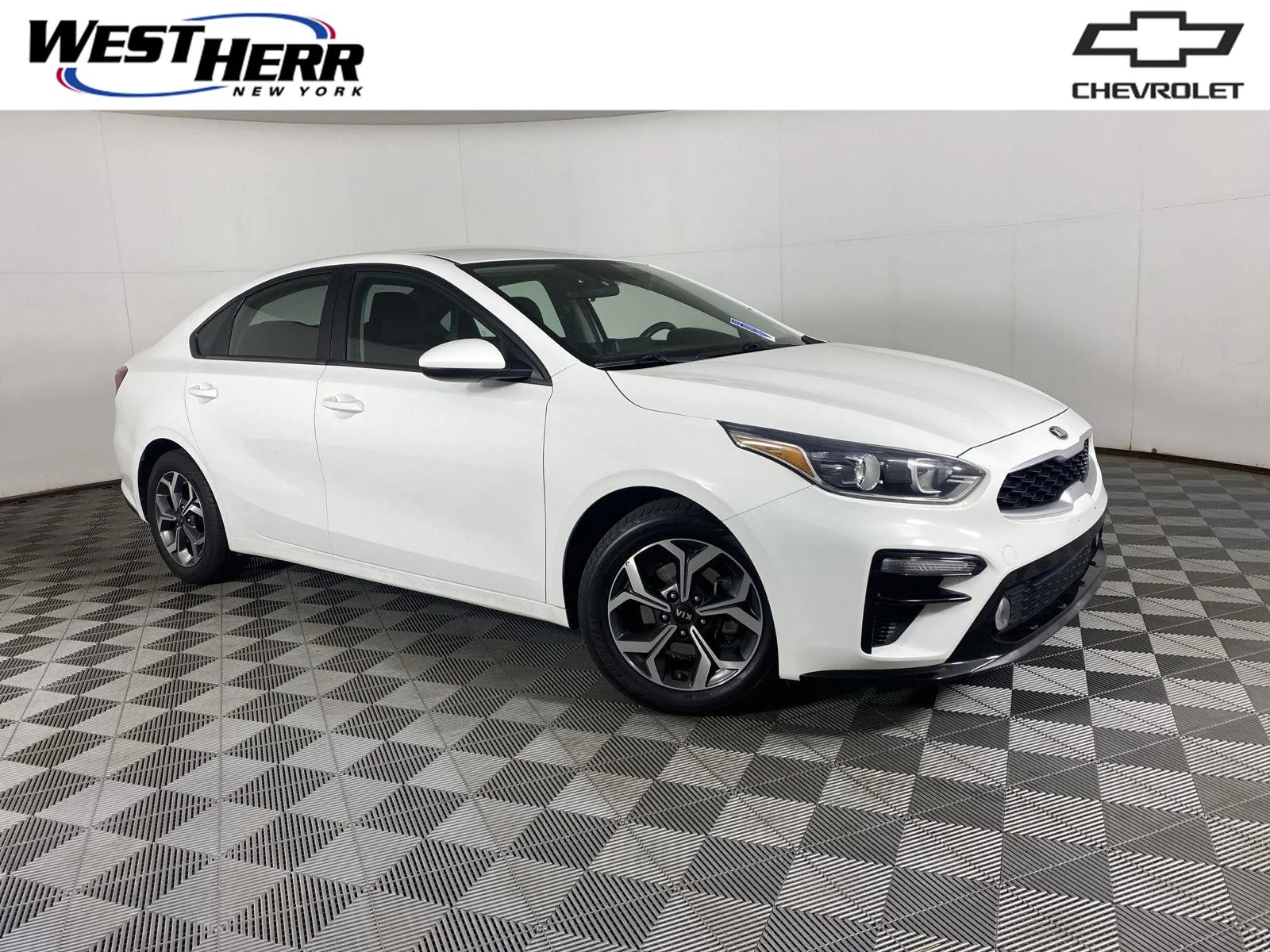 Used 2020 Clear White Kia LXS image 1