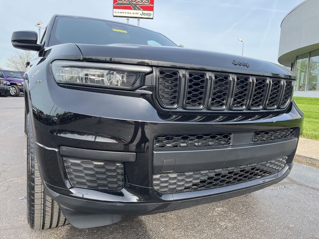 Used 2022 Diamond Black Jeep Altitude image 51
