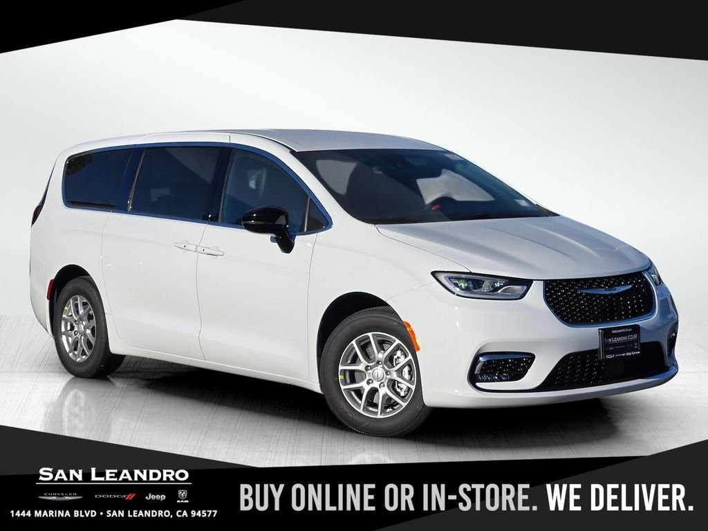 2026 Chrysler Pacifica Select's photo