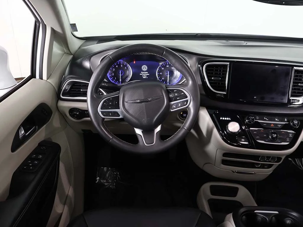 Used 2022 Bright White Clearcoat Chrysler Touring L image 33