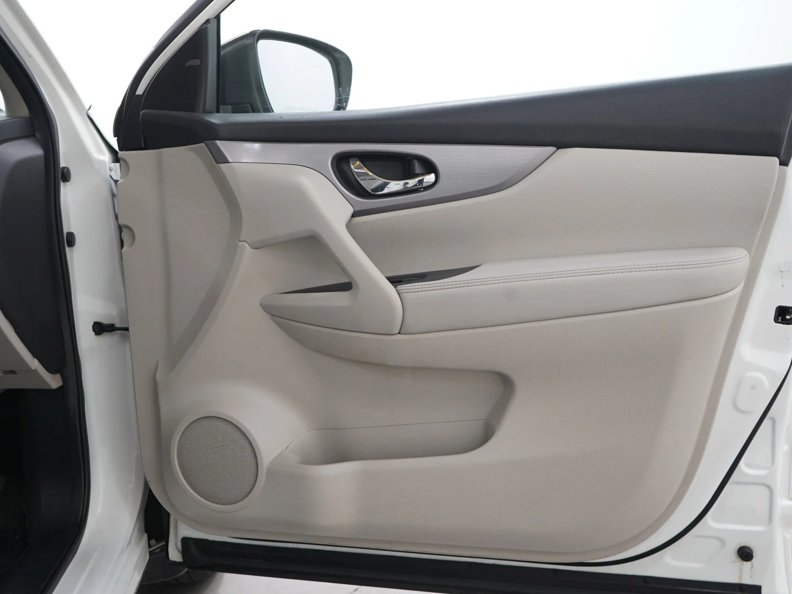Used 2020 Pearl White Tricoat Nissan SV image 9