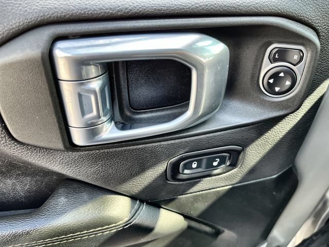 Used 2022 Gray Jeep Overland 4x4 image 16