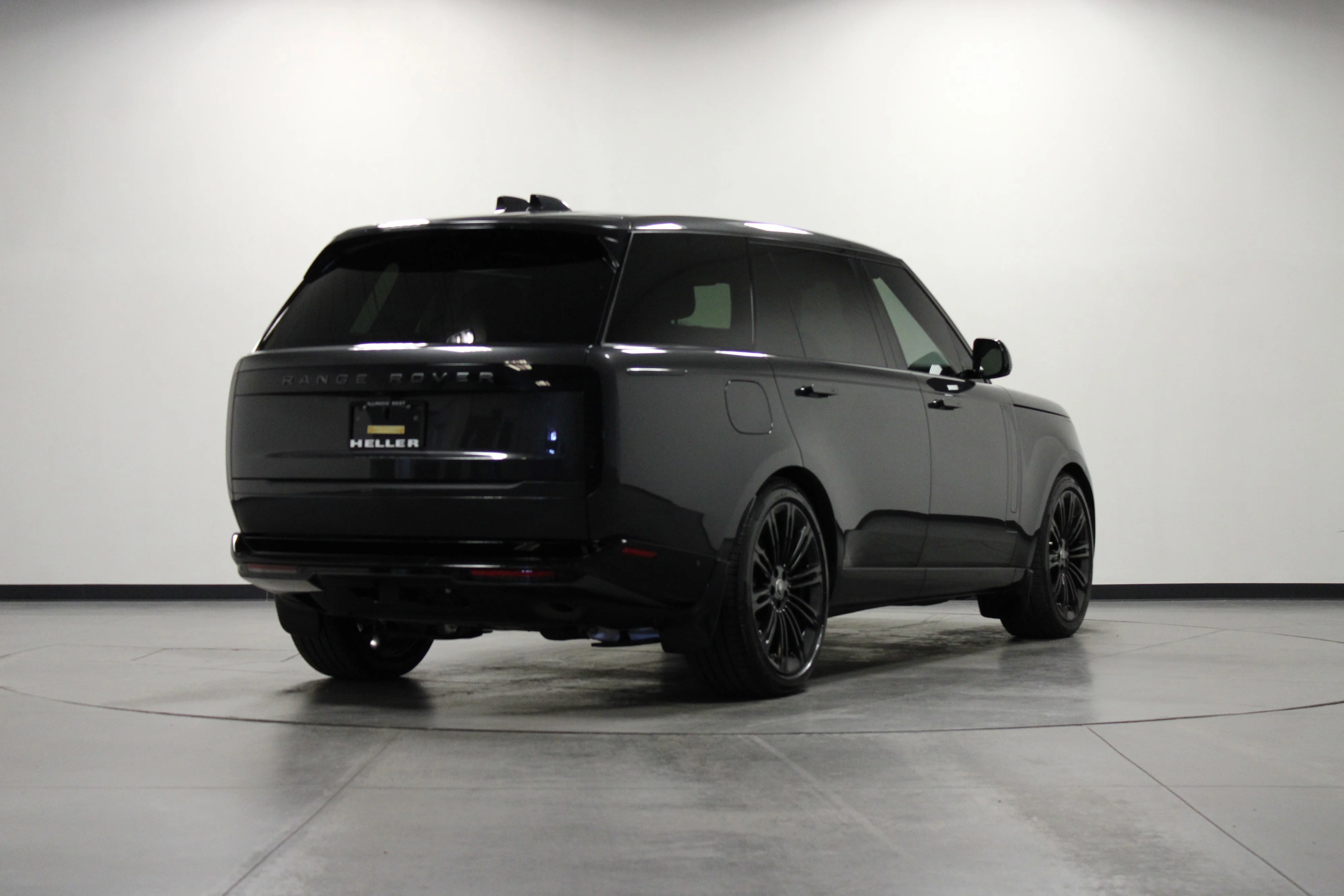 Used 2025 Carpathian Grey Premium Metallic Land Rover SE image 4