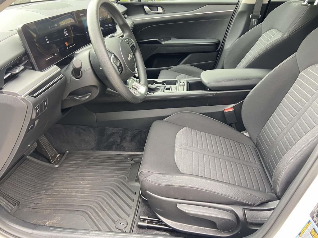 Used 2025 White Kia LXS image 18