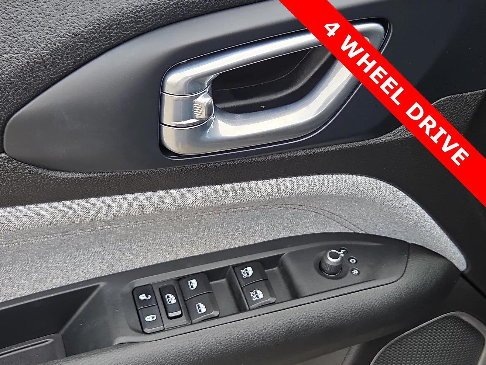 Used 2024 Diamond Black Crystal Pearlcoat Jeep Latitude Lux image 13
