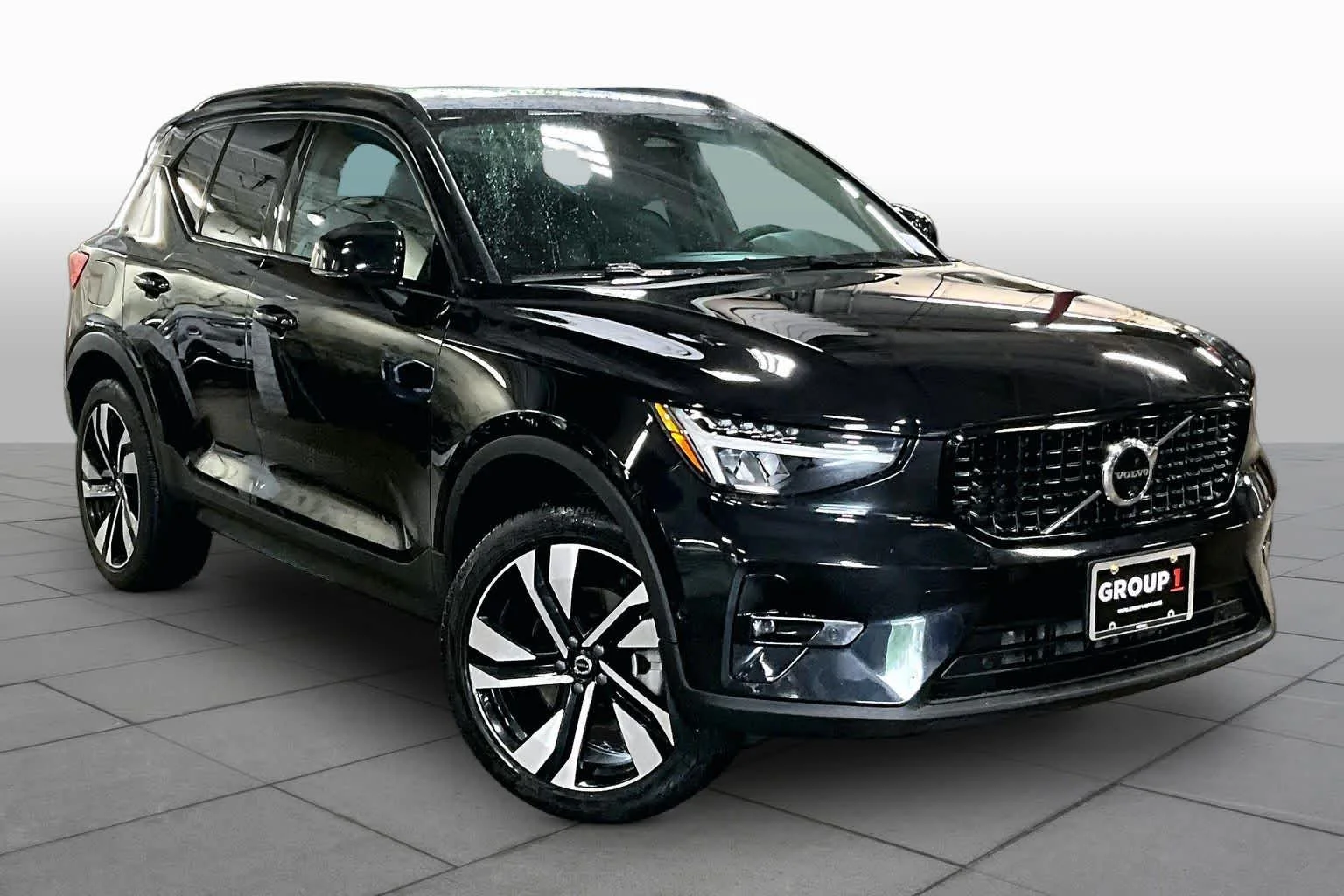 Used 2024 Onyx Black Metallic Volvo Plus Dark Theme image 3