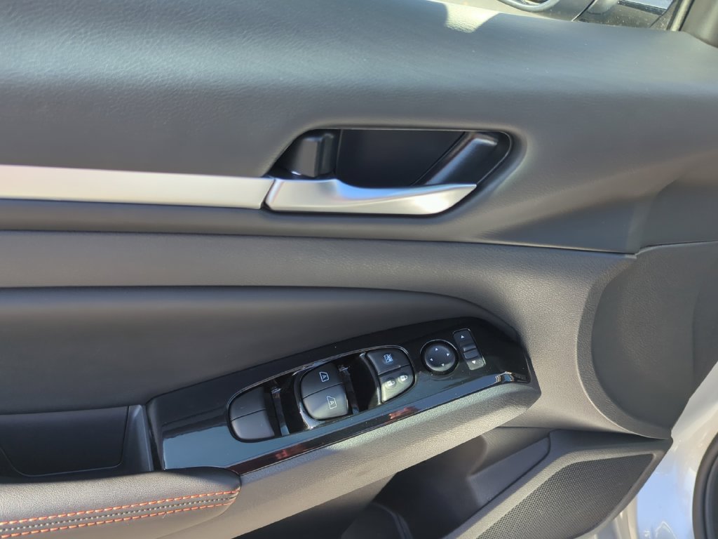 Used 2025 Silver Nissan 2.5 SR image 11