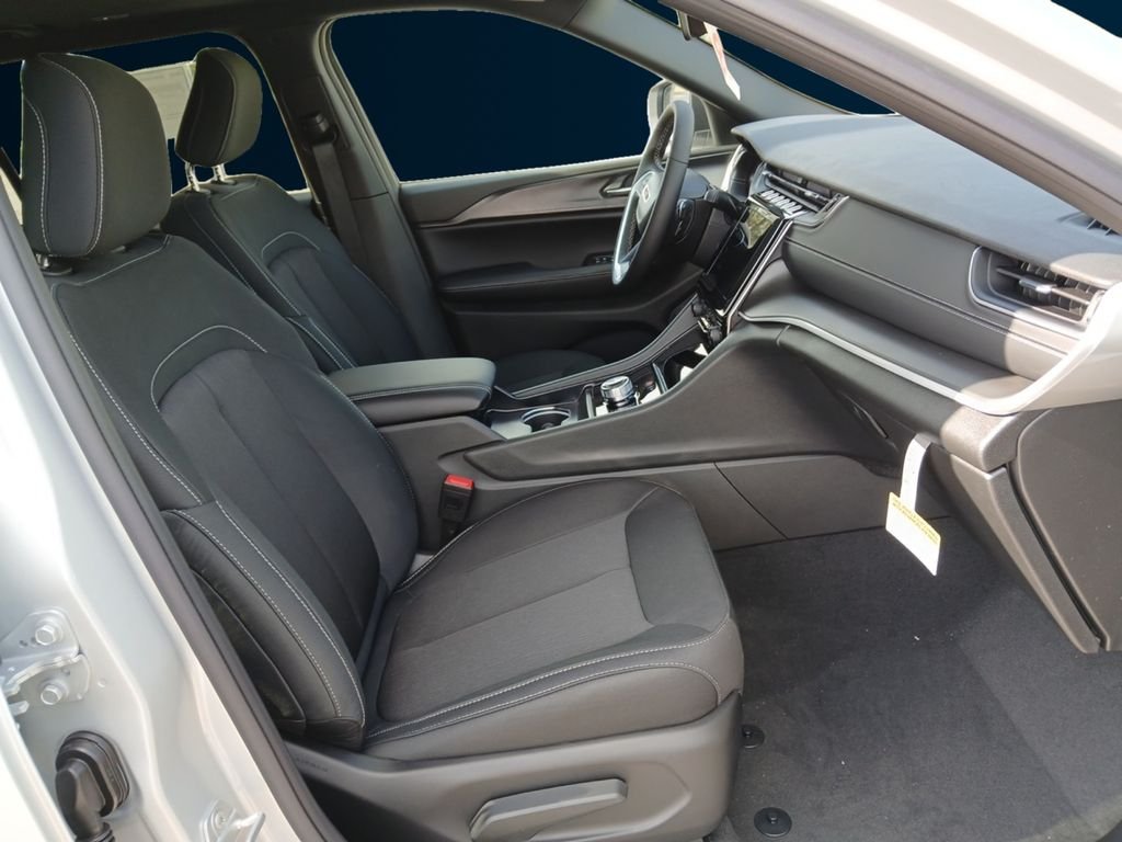 New 2026 Silver Zynith Exterior Paint Jeep Laredo image 17
