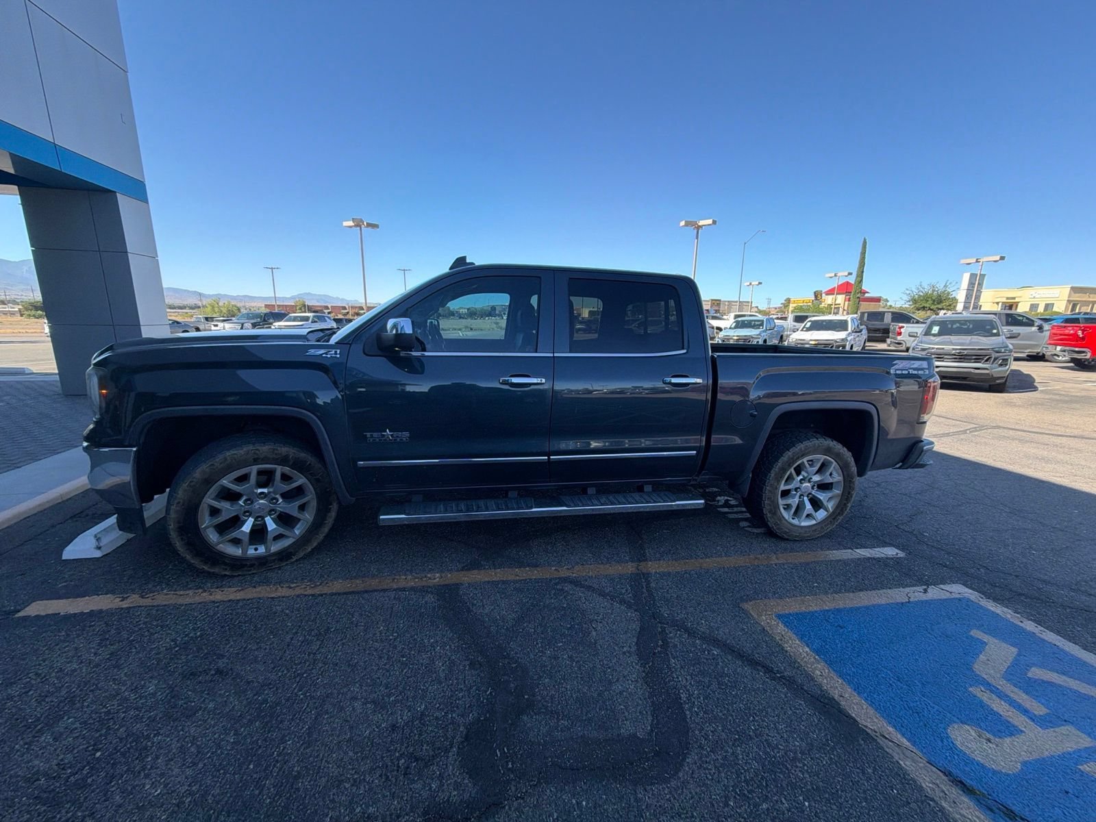 2017 GMC Sierra 4WD Crew Cab Short Box SLT's photo