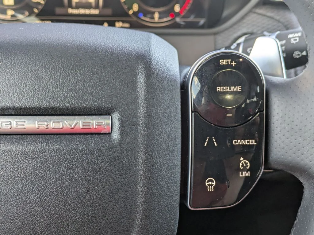 Used 2018 Gray Land Rover SE R-Dynamic image 15