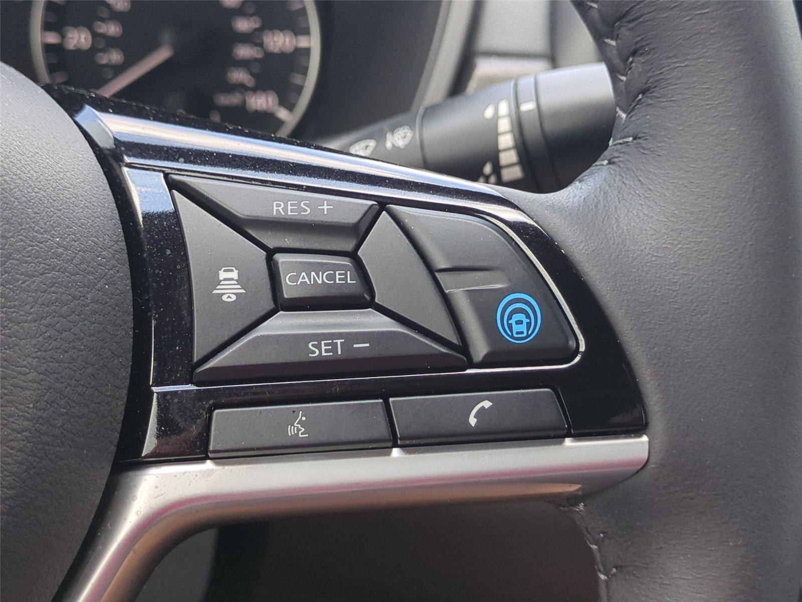 Used 2025 Super Black Nissan SL image 21
