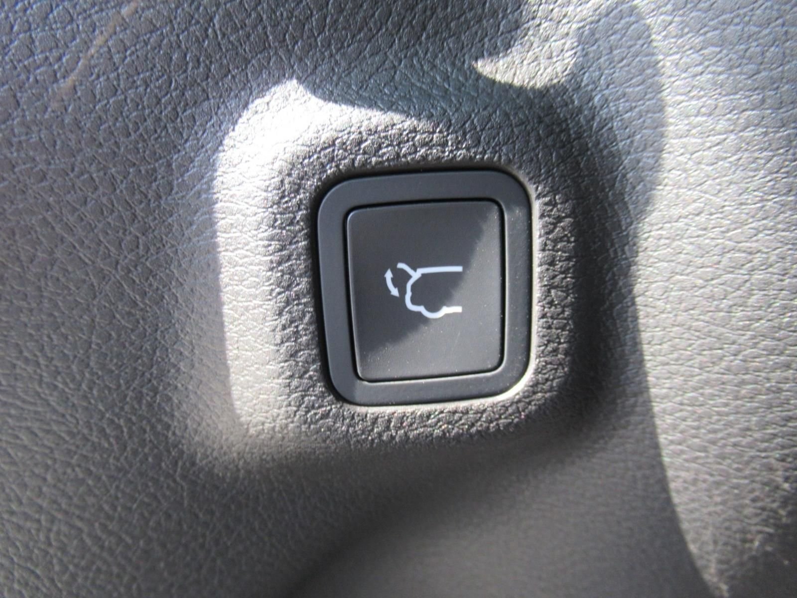 New 2026 Bright White Clear-Coat Exterior Paint Jeep Latitude image 37