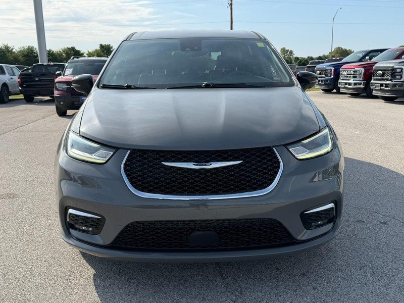 Used 2025 Ceramic Gray Clearcoat Chrysler Select FWD image 9