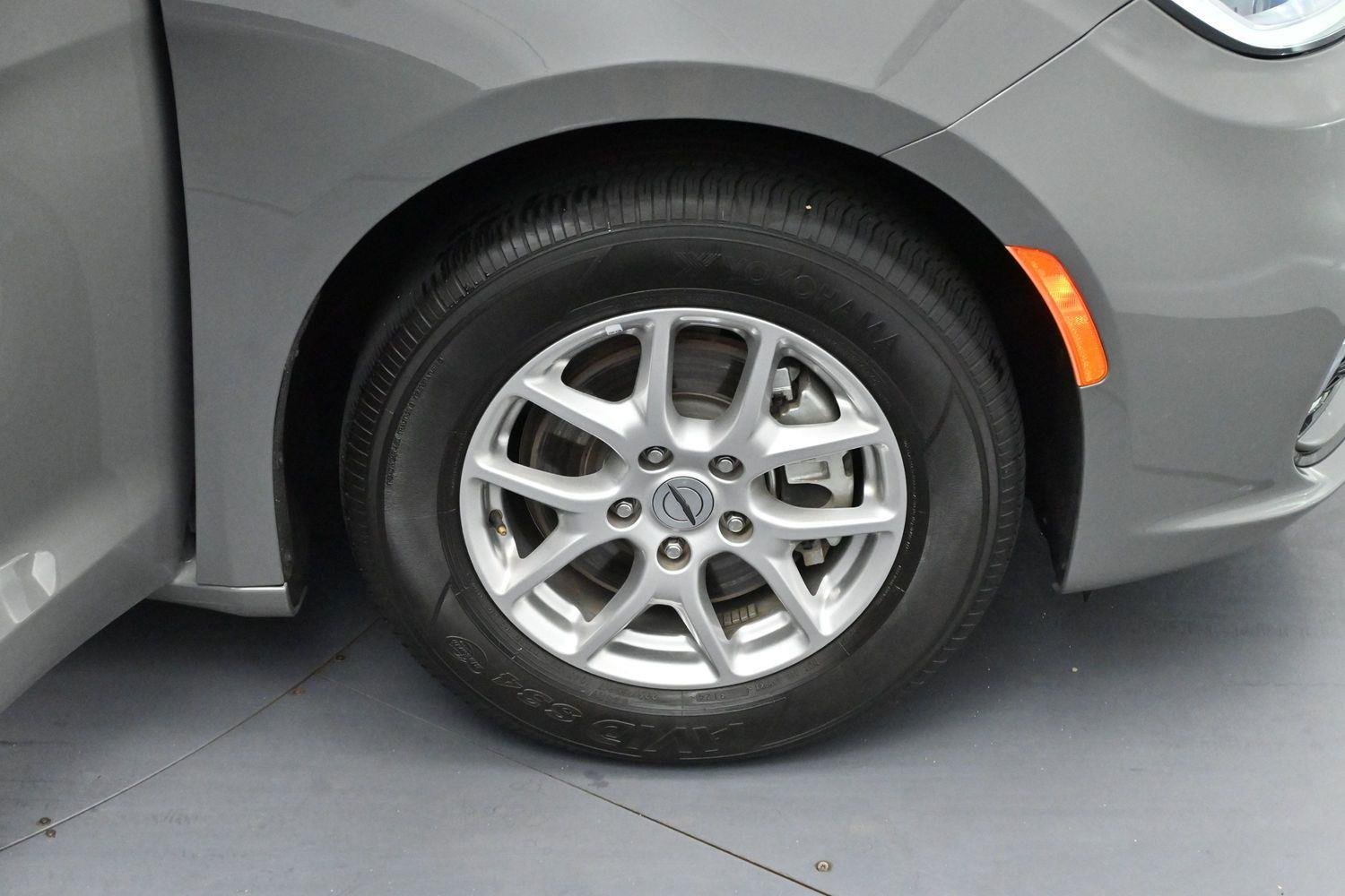 Used 2025 Gray Chrysler Select image 63