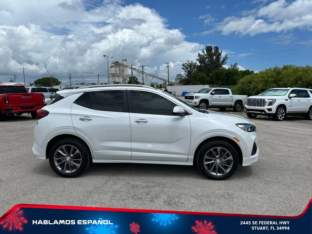 Used 2023 White Frost Tricoat Buick Select image 4
