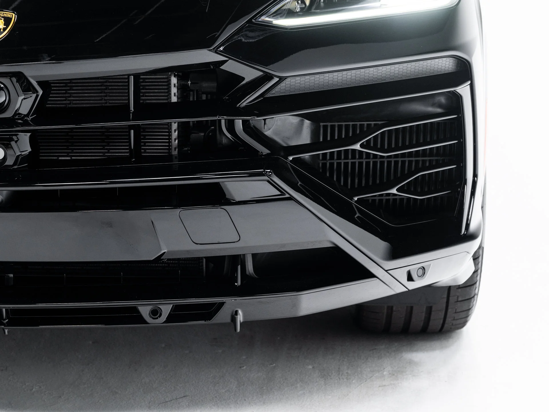 Used 2025 Nero Noctis Metallic Lamborghini SE image 18