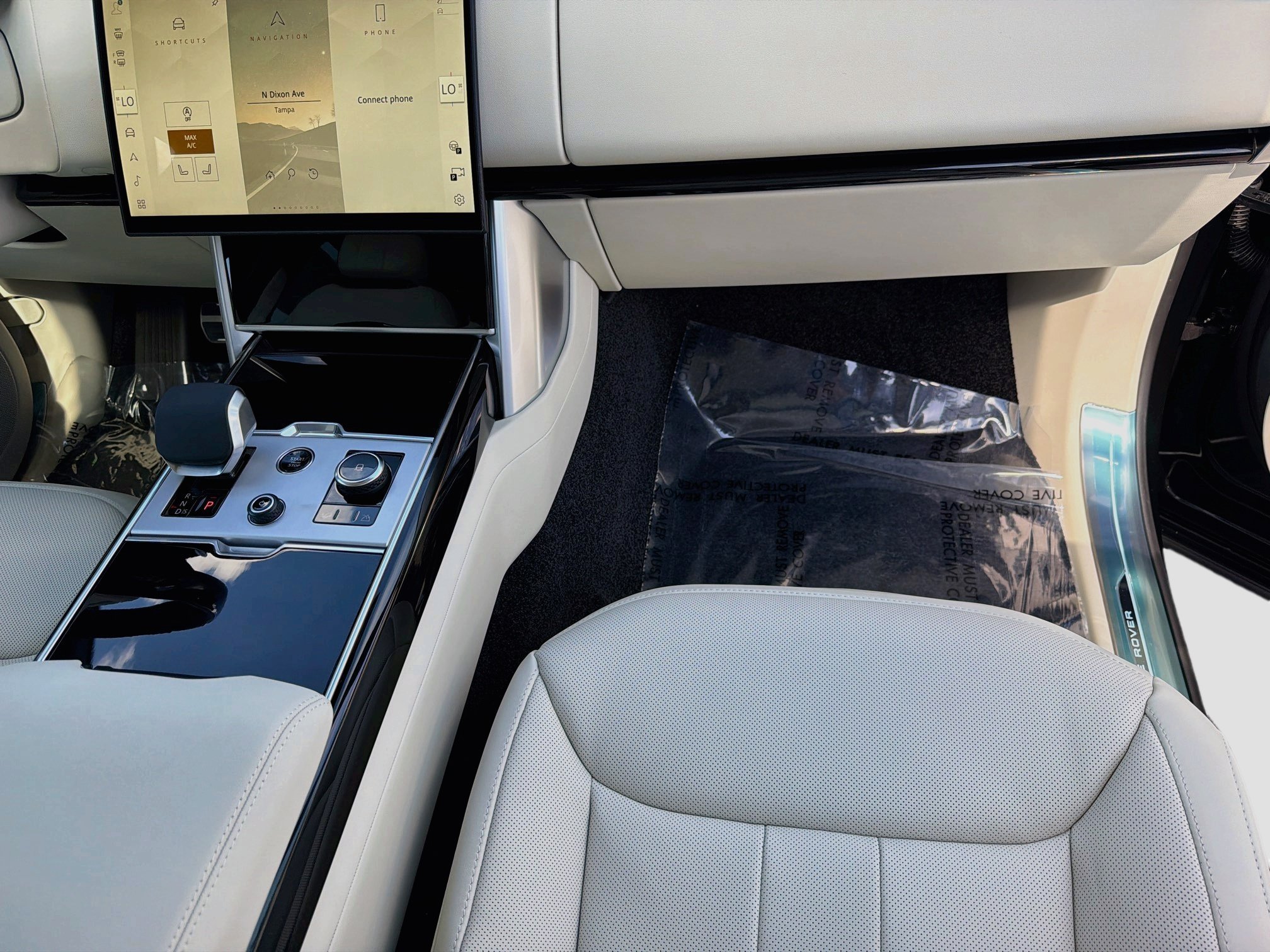 New 2027 Santorini Black LAND ROVER SE image 19