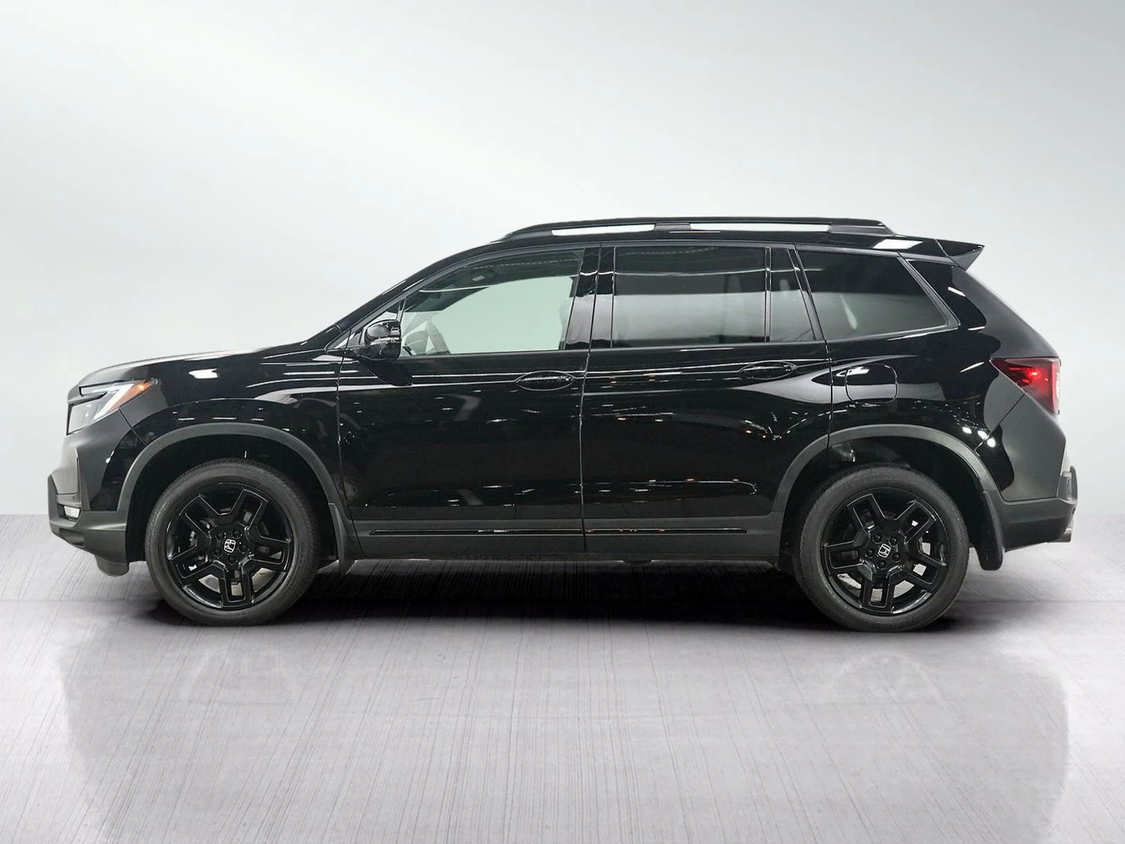 Used 2024 Honda Passport Black Edition with VIN 5FNYF8H85RB000729 for sale in Burnsville, Minnesota