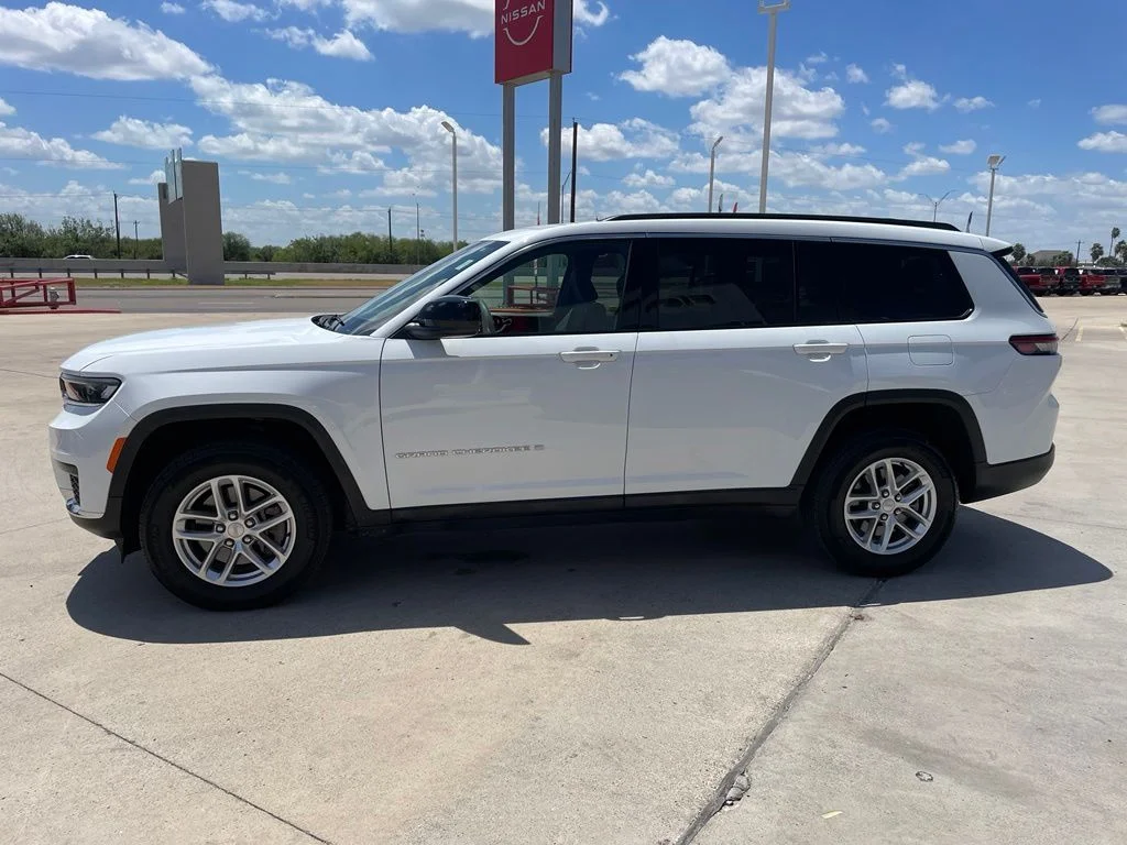Used 2024 White Jeep Laredo image 4