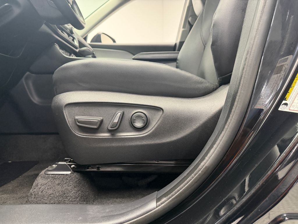 Used 2025  Toyota XLE image 14