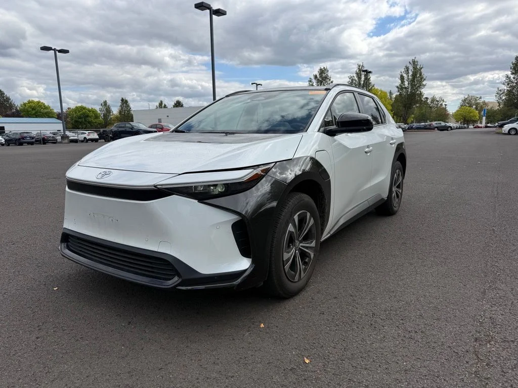 Used 2024 Wind Chill Pearl Toyota XLE image 2