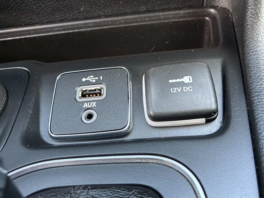 Used 2019 Black Jeep Latitude Plus image 30
