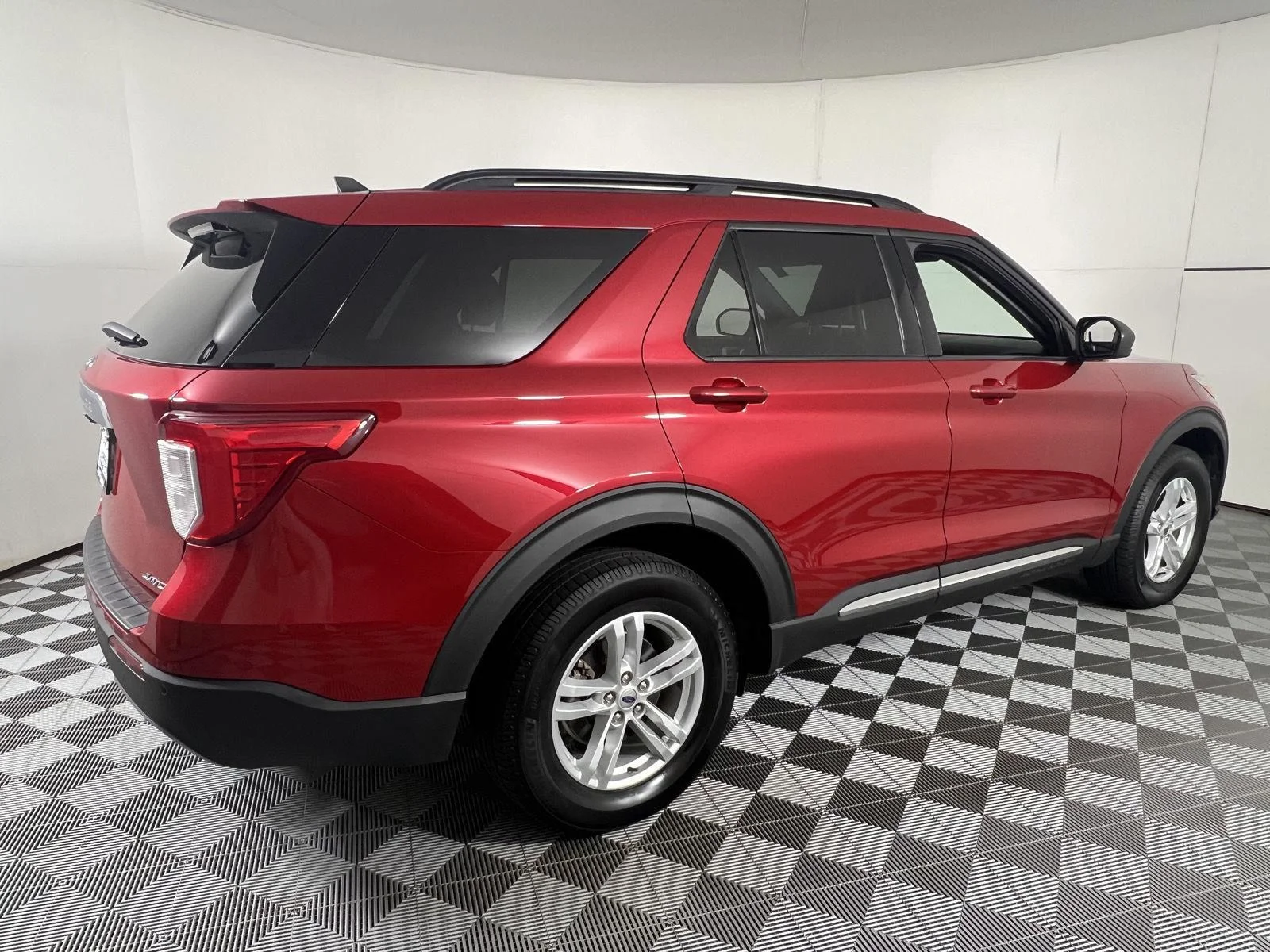 Used 2022 Rapid Red Metallic Tinted Clearcoat Ford XLT image 10