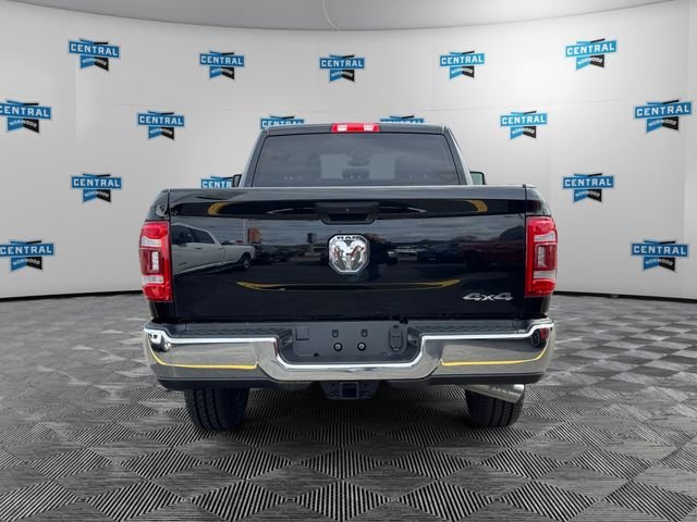 New 2024 Diamond Black Crystal Pearl-Coat Exterior Paint RAM Tradesman image 8