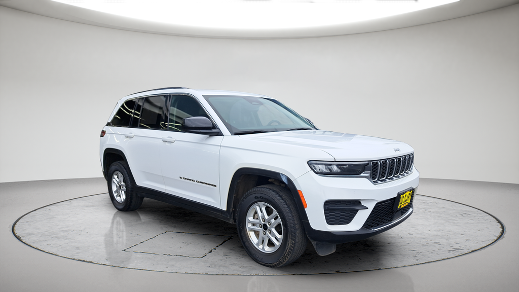 Used 2023 White Jeep Laredo image 1