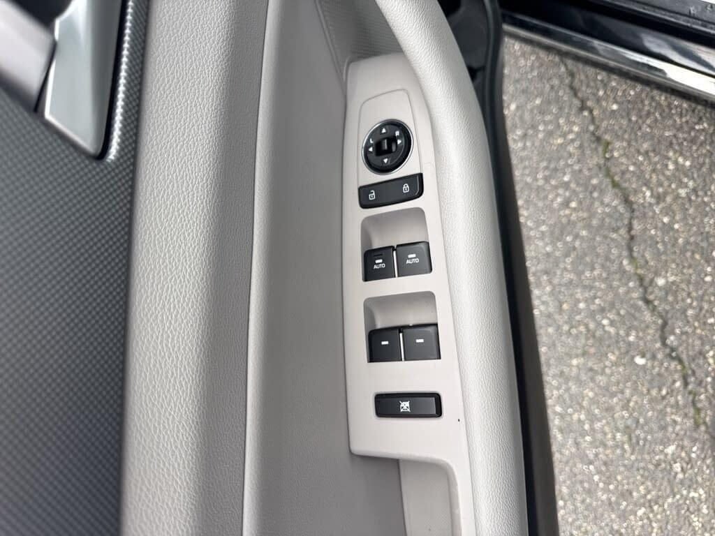 Used 2016 Black Hyundai Base image 15