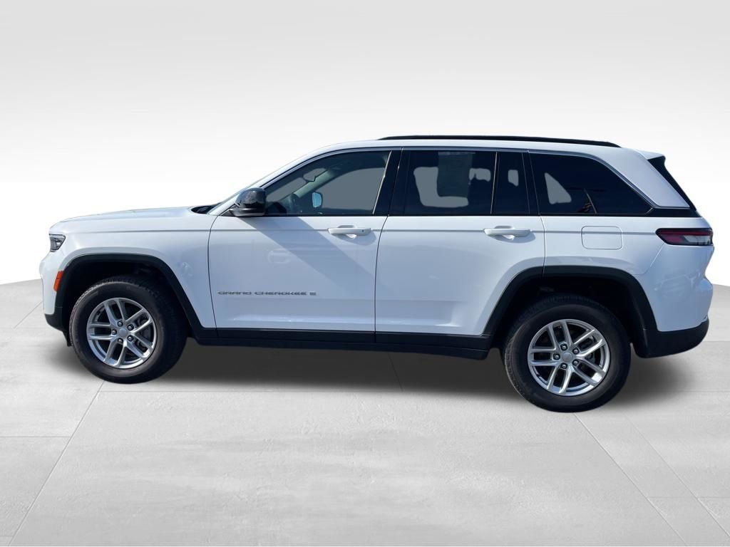 Used 2024 White Jeep Laredo X image 2