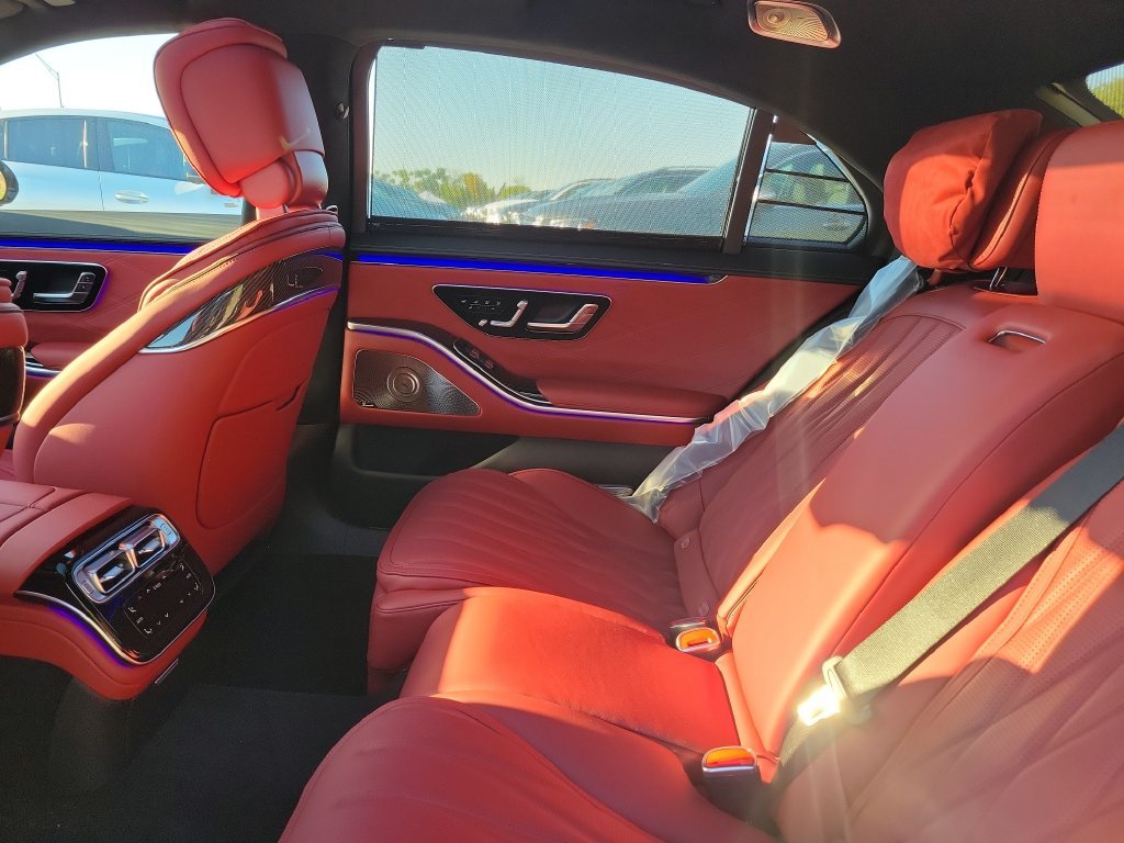New 2026 MANUFAKTUR Moonlight White Magno Mercedes-Benz AMG® S 63 E 4MATIC® Sedan image 12