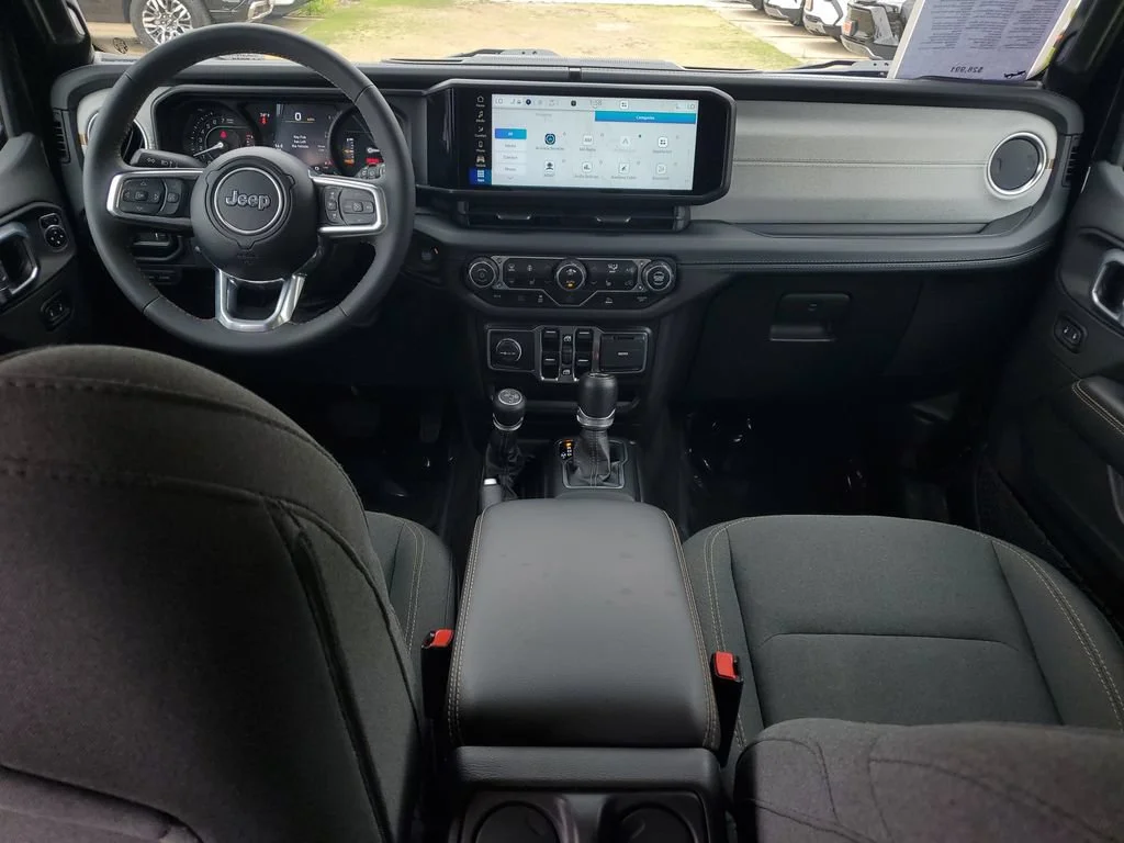 Used 2024  Jeep Sahara image 11