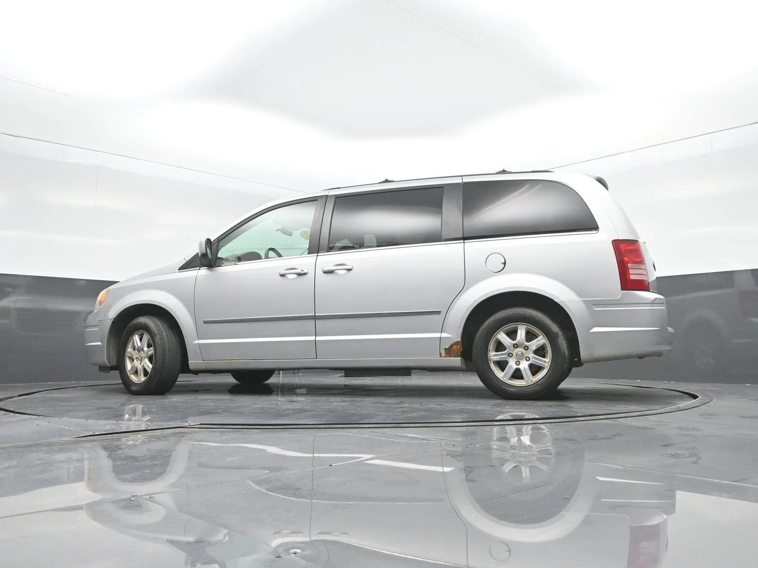 Used 2009 Bright Silver Metallic Chrysler Touring image 31