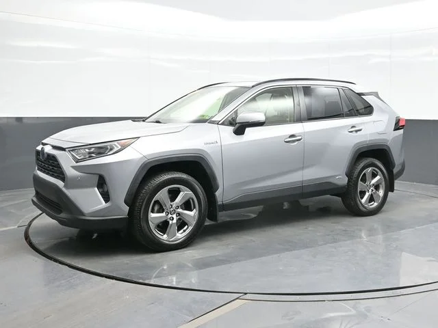 Used 2021 Silver Toyota XLE Premium image 5