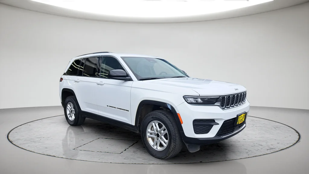 Used 2023 White Jeep Laredo image 1