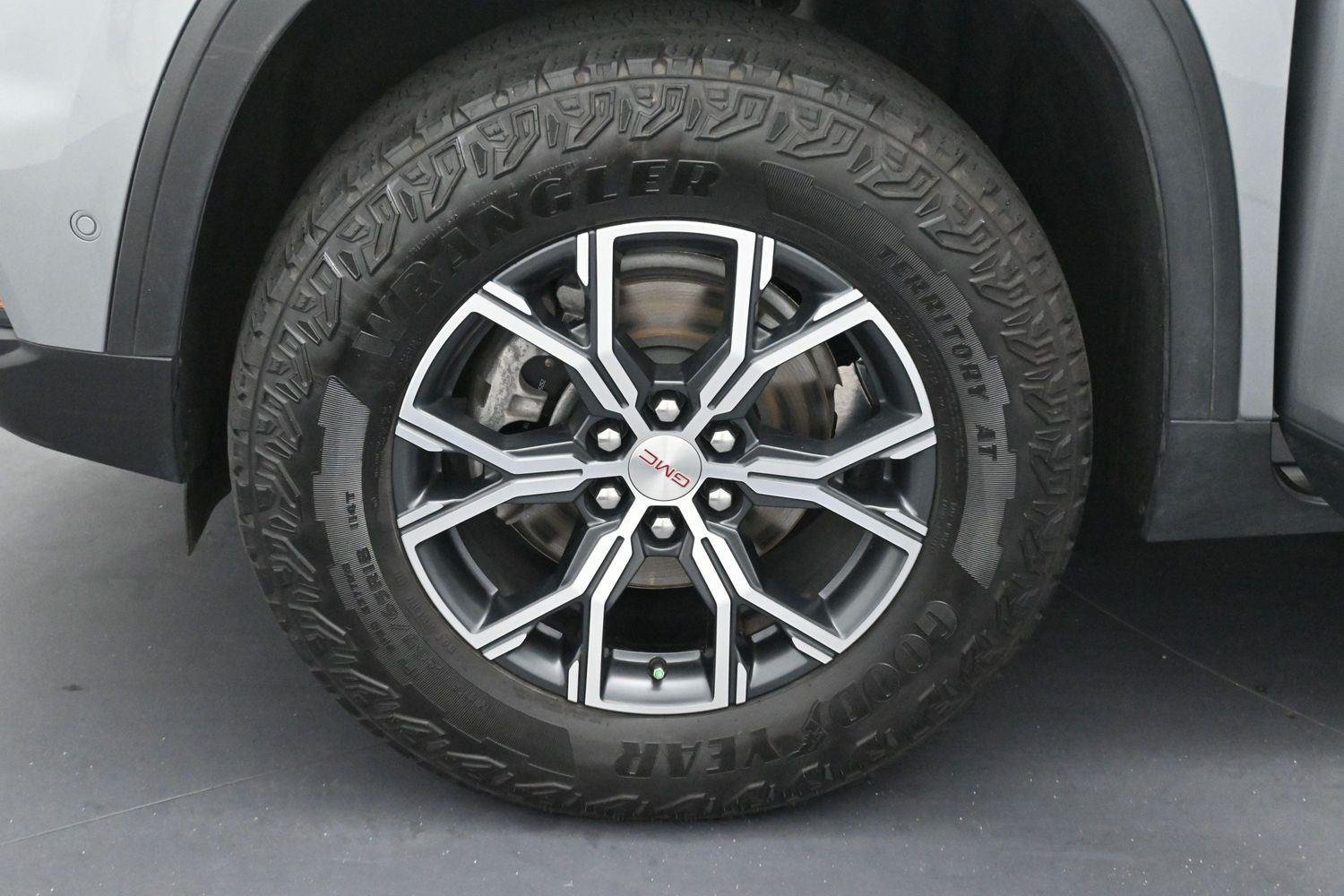 Used 2025 Sterling Metallic GMC AT4 image 43
