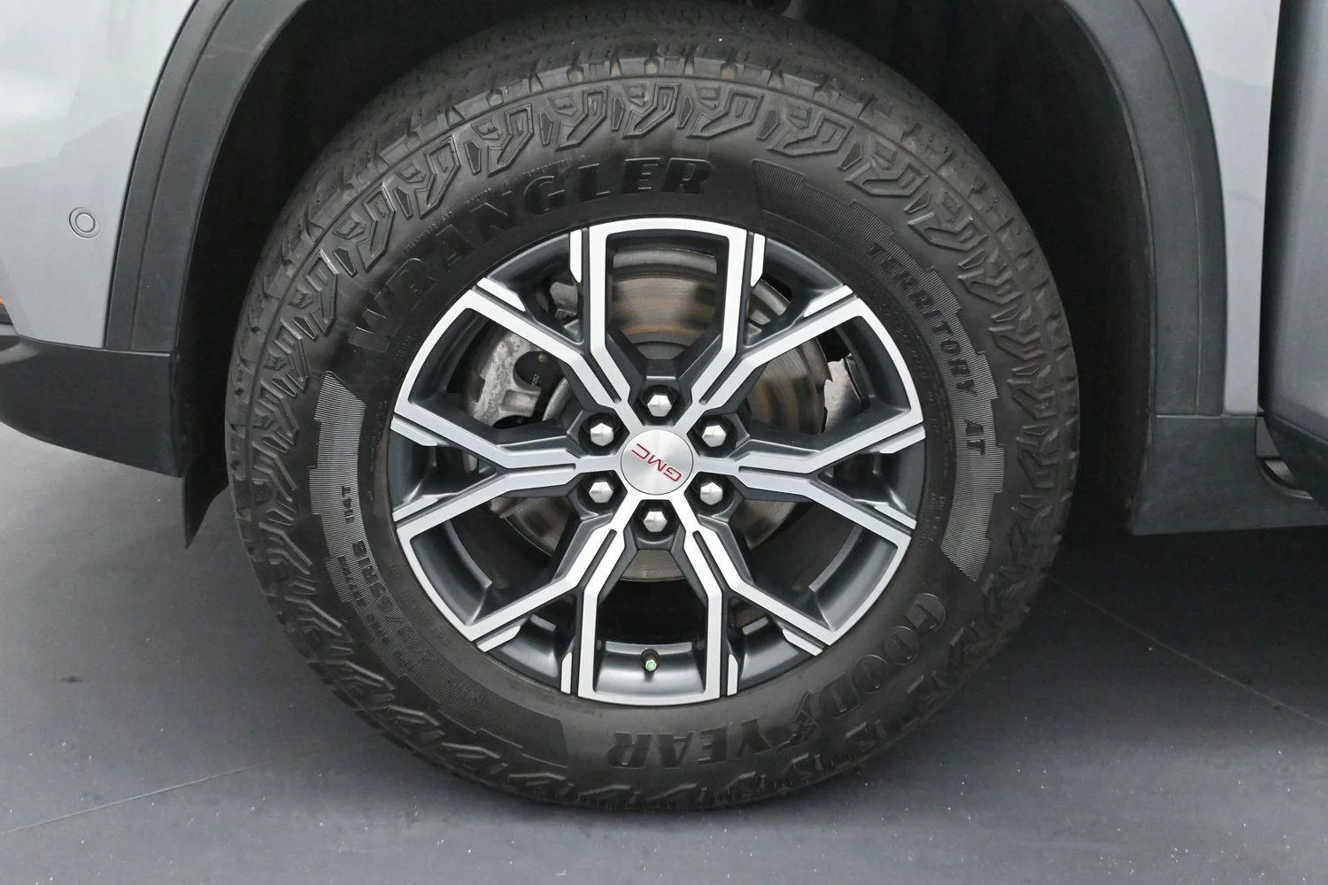 Used 2025 Sterling Metallic GMC AT4 image 43