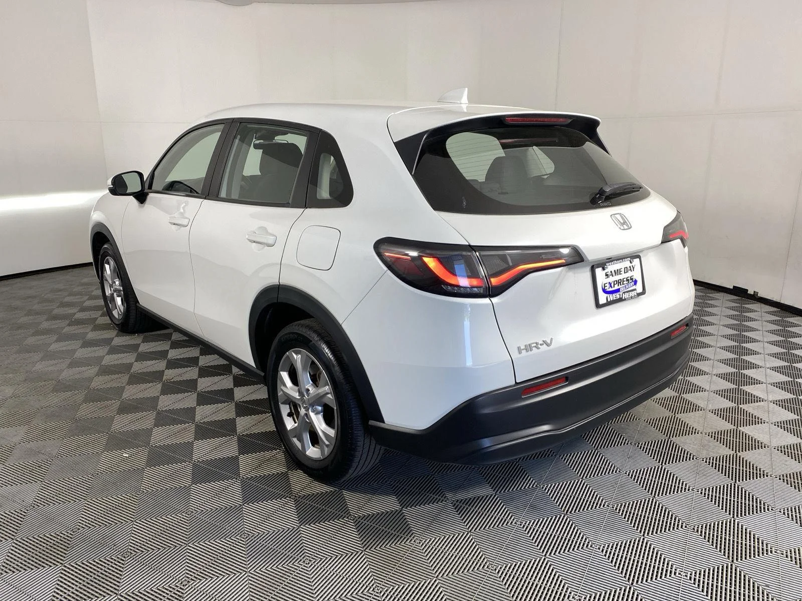 Used 2023 Platinum White Pearl Honda LX image 5