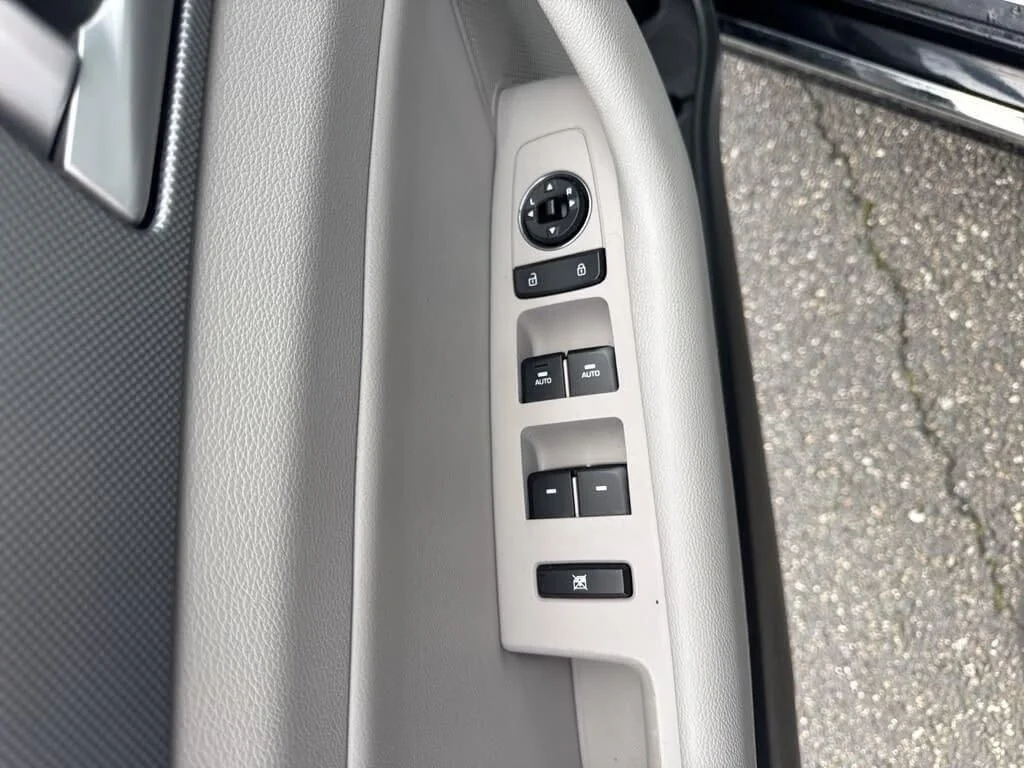 Used 2016 Black Hyundai Base image 15