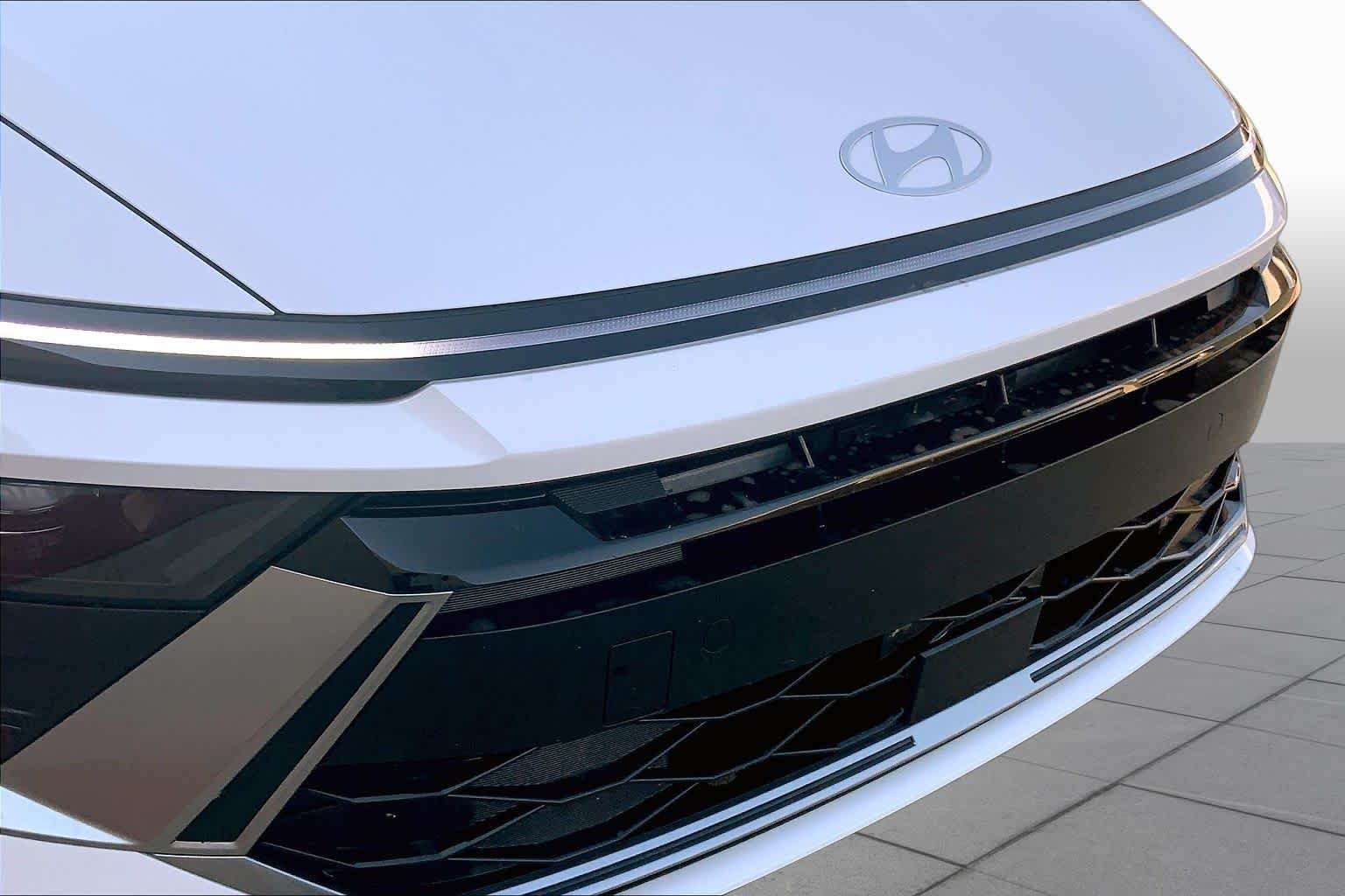 Used 2025 Serenity White Hyundai SE image 31