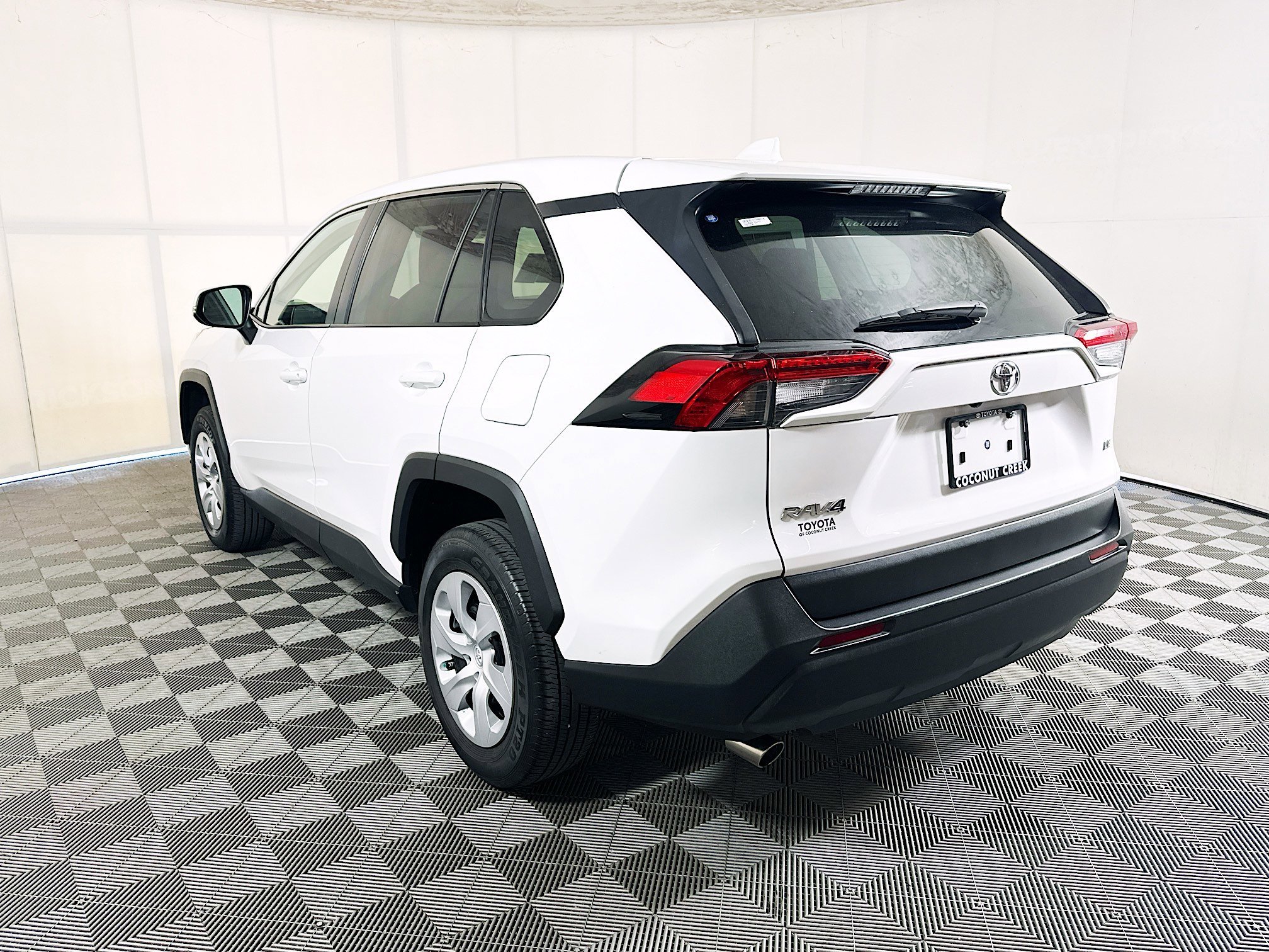 Used 2025 Ice Toyota LE image 5