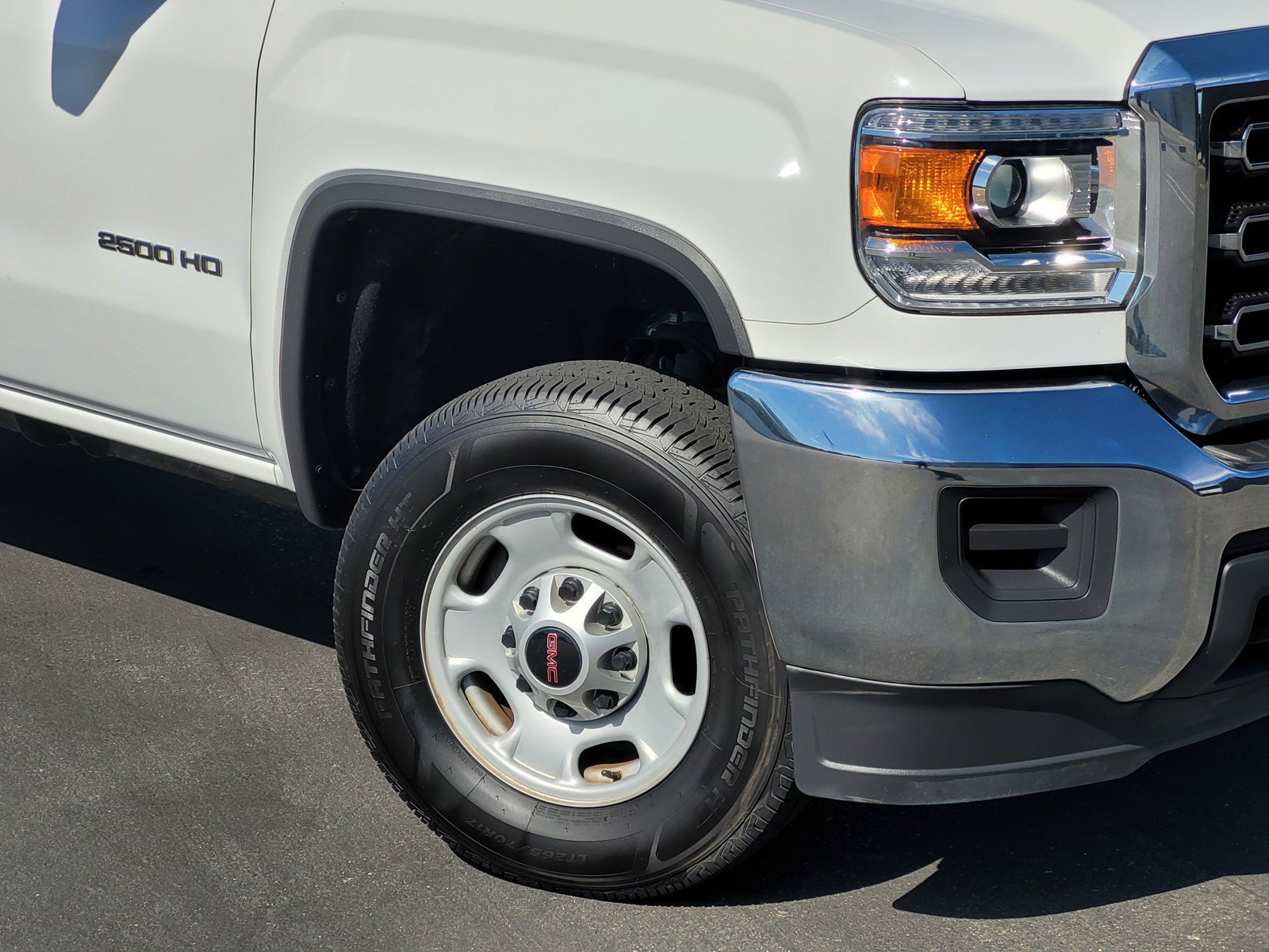 Used 2017 Summit White GMC  image 9